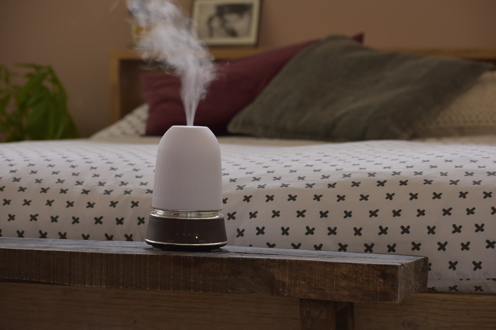 Dreamy diffuser dark wood met essentiële olie van happy cloud actief in slaapkamer